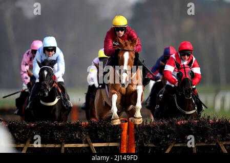 Un vrai roi, criblé par le jockey Sam Twiston-Davies (au centre) sur le chemin de gagner l'obstacle Racing TV handicap à l'hippodrome de Market Rasen, Lincolnshire. Date de la photo: Mardi 22 mars 2022. Banque D'Images