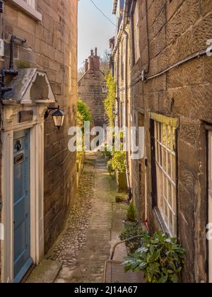 Cottages traditionnels en bord de mer situés le long des ruelles étroites menant à New Road, Robin Hood Bay, North Yorkshire. ROYAUME-UNI Banque D'Images