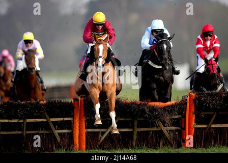 Un vrai roi, crié par le jockey Sam Twiston-Davies (au centre à gauche) sur le chemin de gagner l'obstacle Racing TV handicap à l'hippodrome de Market Rasen, Lincolnshire. Date de la photo: Mardi 22 mars 2022. Banque D'Images