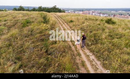 Vaste paysage rural avec des parcelles de champs, de vergers et de haies Banque D'Images