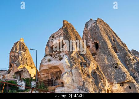 Anciennes maisons en pierre au coucher du soleil à Göreme en Cappadoce, Turquie. Banque D'Images