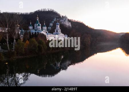 SVYATOGORSK, UKRAINE - 30 OCTOBRE 2021 : voici le Svyatogorsk Lavra après un coucher de soleil. Banque D'Images