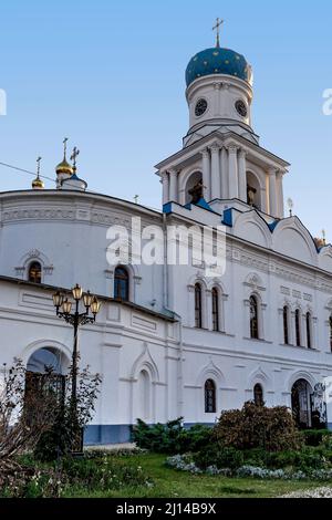 SVYATOGORSK, UKRAINE - 30 OCTOBRE 2021 : c'est l'église de l'intercession avec un clocher dans la Lavra de Svyatogorsk au coucher du soleil. Banque D'Images