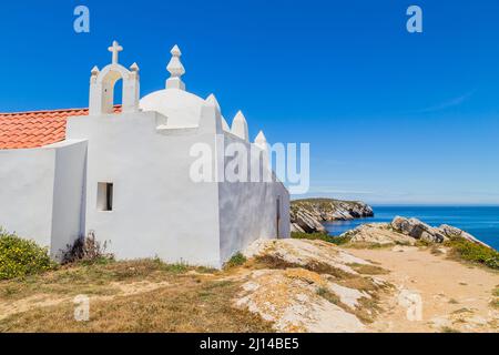 Baleal, Peniche - Église blanche avec toit en céramique orange près de la plage. Portugal Banque D'Images