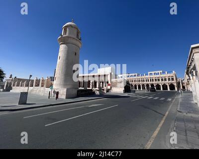 Souq Waqif est un souq à Doha, dans l'État du Qatar. Le souq est connu pour vendre des vêtements traditionnels, des épices, de l'artisanat et des souvenirs Banque D'Images