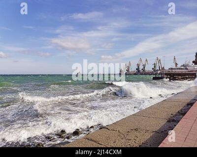 De grandes vagues vertes se brisent sur le rivage Banque D'Images