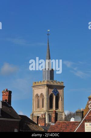 L'église de Sainte Marie la Vierge surplombe les toits des bâtiments du centre-ville de Baldock, Hertfordshire, Angleterre, Royaume-Uni Banque D'Images