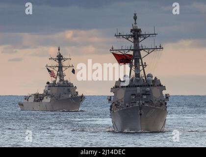 Océan Atlantique, États-Unis. 15 mars 2022. La classe Arleigh-burke de la Marine américaine, les destroyers de missiles guidés USS Paul Ignatius, à droite, et l'USS Nitze naviguent en formation en cours, le 15 mars 2022 dans l'océan Atlantique. Crédit : MC1 Eric Coffer/Planetpix/Alay Live News Banque D'Images