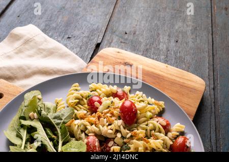 Vue panoramique sur les repas frais italiens servis sur une assiette en bois Banque D'Images