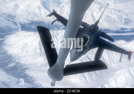 Centre de l'Alaska, États-Unis. 16 mars 2022. Un avion de chasse F-16 Fighting Falcon de la Force aérienne des États-Unis, affecté à la 180th Fighter Wing, s'approche d'un KC-135R Stratotanker ravitaillant au cours de l'opération Arctic Edge, le 16 mars 2022 au-dessus de l'Alaska. L’exercice de commandement du Nord s’inscrit dans le cadre de récentes initiatives militaires visant à dissuader la Russie de s’engager en Ukraine. Crédit : SSTGT. Trevor T. McBride/États-Unis Air Force/Alamy Live News Banque D'Images