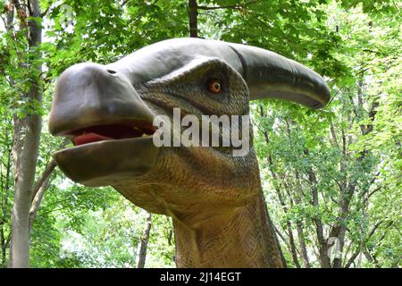 PARC DINO, KHARKOV - 8 AOÛT 2021 : vue de jour de la magnifique exposition de sculptures de dinosaures dans le parc. Grande statue de Parasaurolophus Dinosaur. Parasaurolo Banque D'Images