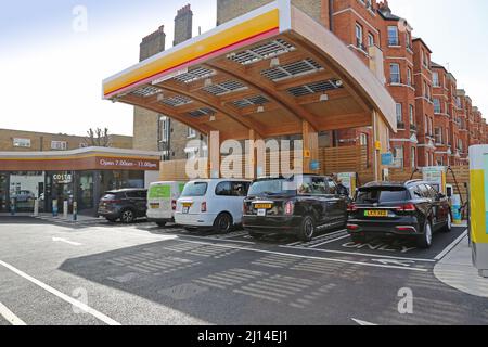 Compagnie pétrolière la nouvelle station de recharge Shell sur Fulham Road, à l'ouest de Londres, Royaume-Uni. La piste de garage très fréquentée fournit uniquement une charge électrique. Banque D'Images