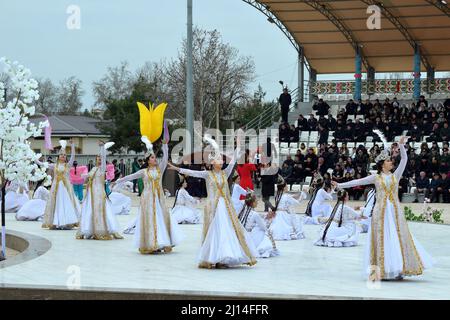 Les filles ouzbèkes de l'ensemble de danse en robes nationales à la célébration de Navruz Banque D'Images