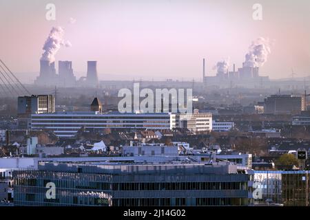 Vue vers le pont Fleher et les centrales électriques au lignite Banque D'Images