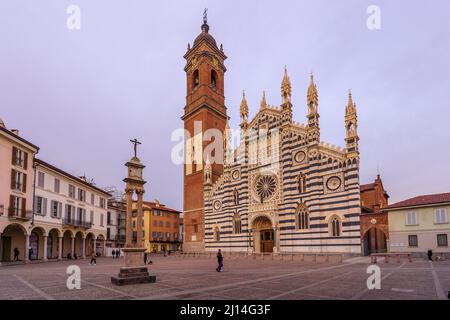 Monza, Italie - 24 février 2022 : vue sur la cathédrale (Duomo, basilique de San Giovanni Battista), avec des visiteurs, à Monza, Lombardie, Italie du Nord Banque D'Images