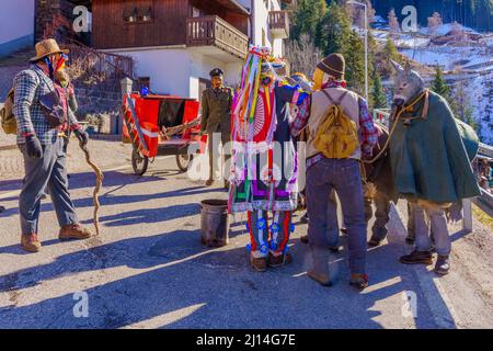 Valfloriana, Italie - 26 février 2022 : participant au Carnaval réadoptant des événements locaux, dans le carnaval de Valfloriana, Trentin, Italie du Nord Banque D'Images