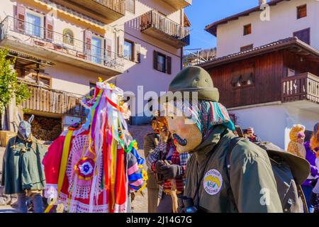 Valfloriana, Italie - 26 février 2022 : participant au Carnaval réadoptant des événements locaux, dans le carnaval de Valfloriana, Trentin, Italie du Nord Banque D'Images