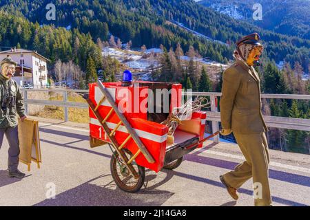 Valfloriana, Italie - 26 février 2022 : participant au Carnaval réadoptant des événements locaux, dans le carnaval de Valfloriana, Trentin, Italie du Nord Banque D'Images