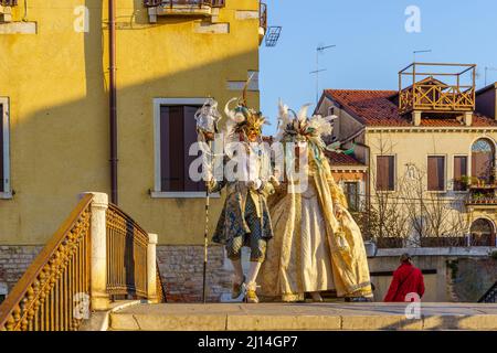 Venise, Italie - 28 février 2022 : couple vêtu de costumes traditionnels, partie du carnaval du masque de Venise, Vénétie, Italie Banque D'Images