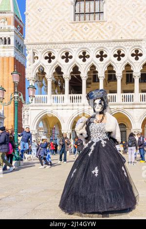 Venise, Italie - 01 mars 2022 : femme habillée en costume traditionnel, sur la place Saint-Marc, dans le cadre du carnaval du masque de Venise, Vénétie, Italie Banque D'Images