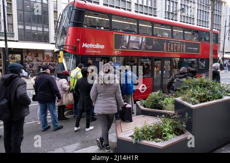 Les gens font la queue en nombre pour un bus sur Oxford Street lors de la deuxième grève de métro en une semaine qui a suspendu toutes les lignes de métro le 3rd mars 2022 à Londres, au Royaume-Uni. Dans un mouvement très impopulaire auprès du public, les membres du syndicat RMT ont quitté le pays pendant encore 24 heures dans un conflit condamné sur les emplois, les retraites et les conditions de travail, ce qui a laissé les déplacements quotidiens très difficiles pour certains. Banque D'Images