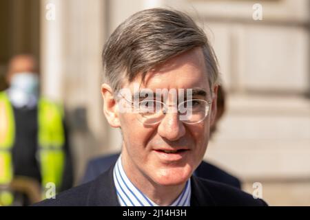 Londres, Royaume-Uni. 22nd mars 2022. Jacob Rees-Mogg, ministre des débouchés pour le Brexit et de l'efficacité gouvernementale, quitte le cabinet crédit : Ian Davidson/Alay Live News Banque D'Images