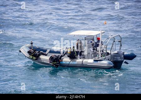 Plongée sous-marine sur le côté d'une CÔTE pour plonger en mer à Playa Blanca, Lanzarote, Espagne, le 14 mars 2022 Banque D'Images