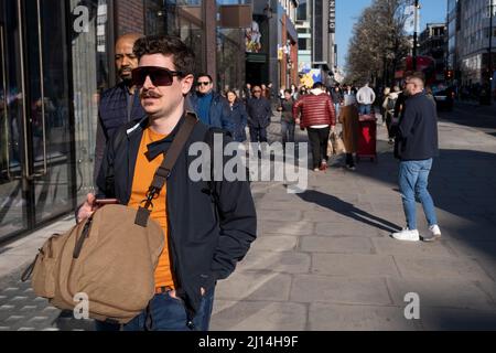 Visiteurs et acheteurs sur Oxford Street le 18th mars 2022 à Londres, Royaume-Uni. Oxford Street est un grand centre commercial de l'extrémité ouest de la capitale et Europes est la rue commerçante la plus animée avec environ un demi-million de visiteurs par jour dans ses quelque 300 boutiques, dont la majorité sont des boutiques de mode et de vêtements. Banque D'Images