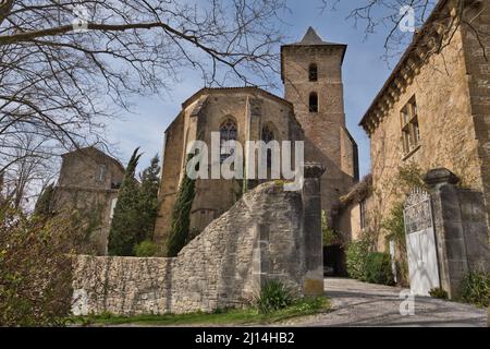 Camon Ariège France. 03.22.22 entrée de l'église de l'abbaye. Vitraux . Clocher carré en pierre avec contrefort et flèche en ardoise Banque D'Images