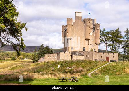 Château de Braemar (construit en 1628) au bord de la rivière Dee à Braemar, Aberdeenshire, Écosse Royaume-Uni Banque D'Images