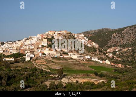 Ville marocaine de Moulay Idris près des ruines romaines de Volubilis au Maroc, en Afrique Banque D'Images