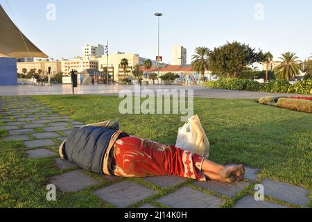 Homme sans abri dormant sur le terrain à Las Palmas Gran Canaria Espagne. Banque D'Images