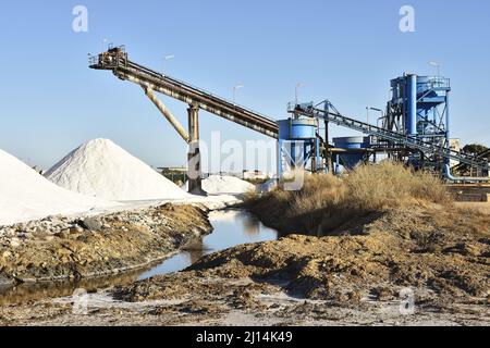 Site de production de sel - tapis roulant, le sel est récolté après la récolte des étangs salins, Huelva Espagne Europe. Banque D'Images