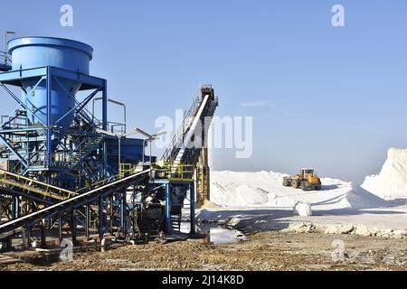 Site de production de sel - tapis roulant, le sel est récolté après la récolte des étangs salins, Huelva Espagne Europe. Banque D'Images