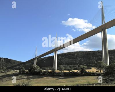 Vue sur le pont multitravée de Millau Viaduc traversant la vallée de la gorge dans le sud de la France Banque D'Images