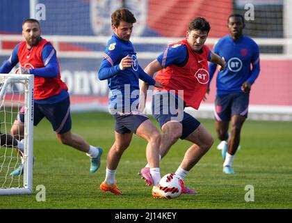 Mason Mount (à gauche) et Harry Maguire, en Angleterre, lors d'une séance d'entraînement à St George's Park, Burton-upon-Trent. Date de la photo: Mardi 22 mars 2022. Banque D'Images