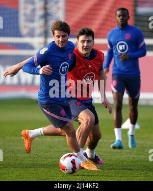 Mason Mount (à gauche) et Harry Maguire, en Angleterre, lors d'une séance d'entraînement à St George's Park, Burton-upon-Trent. Date de la photo: Mardi 22 mars 2022. Banque D'Images