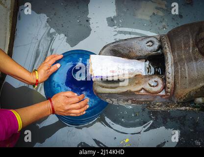 Katmandou, Bagmati, Népal. 22nd mars 2022. Une népalaise remplit l'eau d'un robinet traditionnel en pierre à Katmandou, au Népal, le 22 mars 2022, Journée mondiale de l'eau. Les habitants de la vallée de Katmandou sont toujours confrontés au problème de la pénurie d'eau potable due à l'augmentation de la population et à l'urbanisation. (Image de crédit : © Sunil Sharma/ZUMA Press Wire) Banque D'Images