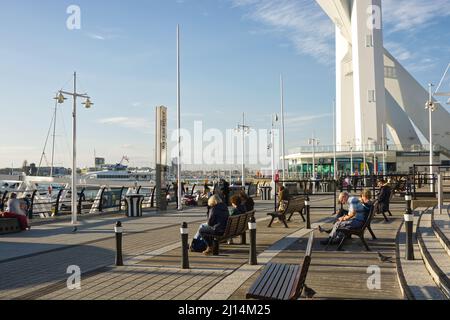 Les gens qui apprécient la promenade en bord de mer au centre commercial Gunwharf Quays à Portsmouth, Hampshire, Angleterre. Banque D'Images