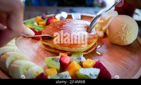 Le délicieux dessert dans l'étaiement, mélange de crêpes aux fruits avec de la glace. Banque D'Images