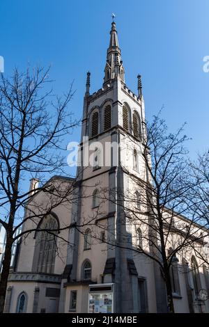 Lucerne, Suisse, 10 mars 2022 Tour d'une église sainte dans le centre-ville Banque D'Images