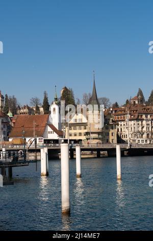 Lucerne, Suisse, le 10 mars 2022 vue sur le lac de Lucerne avec la ville en arrière-plan par une journée ensoleillée Banque D'Images