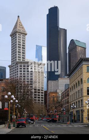 Seattle - 20 mars 2022 ; vue vers le nord le long de 2nd Avenue vers Columbia Tower et Smith Tower depuis le quartier Pioneer Square de Seattle Banque D'Images