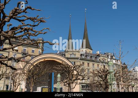 Lucerne, Suisse, le 10 mars 2022 Architecture historique au bord de l'eau par une journée ensoleillée Banque D'Images
