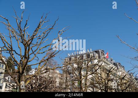 Lucerne, Suisse, le 10 mars 2022 Architecture historique au bord de l'eau par une journée ensoleillée Banque D'Images