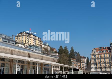 Lucerne, Suisse, le 10 mars 2022 Architecture historique au bord de l'eau par une journée ensoleillée Banque D'Images