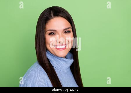 Portrait de femme attrayante gaie à cheveux longs doux chaud vêtements isolés sur fond vert vif Banque D'Images