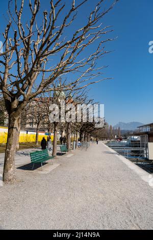 Lucerne, Suisse, le 10 mars 2022 Promenade de l'eau au beau lac par une journée ensoleillée Banque D'Images