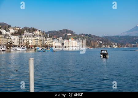 Lucerne, Suisse, 10 mars 2022 vue magnifique sur le lac de Lucerne par un ciel bleu clair Banque D'Images