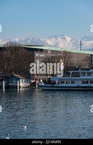 Lucerne, Suisse, 10 mars 2022 petit bateau sur le lac par une journée ensoleillée Banque D'Images